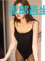 夜郎邑坐在石头上的女孩